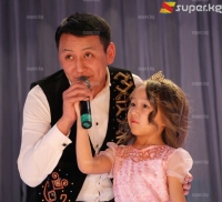 "Достор" аттуу концертте ырчы Мирбек Иманбековдун 7 жашар кызы 2 ыр аткарып, элдин колдоосуна татыды