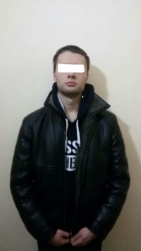 "Атасынын унаасын сурабай айдап чыккан соң катуу ылдамдыкта келип жөө жүрүүчүлөрдү сүзгөн" деп 22 жаштагы бала кармалды. Кырсыктан бир адам көз жумган