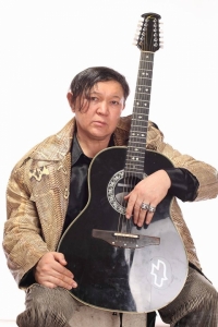 Ырчы Эркин Мукашев бүгүн неберелүү болду