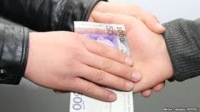 Ысык-Көлдө ӨКМнын кызматкери каржы-чарбалык ишмердүүлүктөгү 9,5 миллион сомдун кем чыкканын жашыруу үчүн пара берип жатканда кармалды