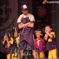 "Ак шоола" балдар хорунун 30 жылдык концертинде ата-энелер көзүнө жаш алышса, жаш балдар сахнадан кетпей элди жылмайтышты (фоторепортаж)