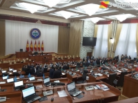 "Мандаттар чыры" депутаттарды парламентти таратуу маселесин көтөрүүгө мажбур кылууда