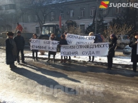 Жогорку Сотто мандаттан ажыраган депутаттардын соту башталды. Сыртта митинг өтүүдө (фото)