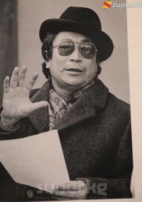 Бишкекте "Кожожаш", "Уркуя" сыяктуу шедеврлерди тарткан кинорежиссёр Төлөмүш Океевдин жаркын элесине арналган сүрөт көргөзмөсү ачылды (фоторепортаж)