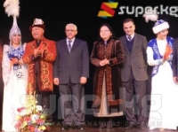 Кыргыз бийчилери жана артисттери Индиядагы фестивалга катышууга кетишти