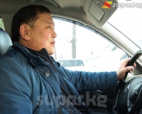 &ldquo;Парламент-такси&rdquo;. Дастан Жумабековго тыныгуу убактысында такси кызматын көрсөтүү жагып калды (фото)