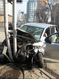 ЭЛДИК КАБАР: Бишкекте эки унаа сүзүшүп, жүргүнчү кыз жаракат алды (фото)