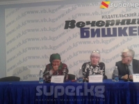 Оозун тигип, ачкачылык жарыялаган жарандын апасы: "Уулумду 8 жылдан бери көрө элекмин, аялы зордуктады деп арыз жазып, Орусияга кетип калыптыр"