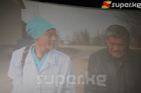 Тасмада тажрыйбасы жок туруп айылдын башкы дарыгерине айланган доктор Айболот бир айылдын жашоочуларына ишеним, үмүт берип, өзү сүйүктүүсүн табат