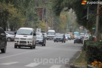 Бишкектин борбору кичи автобустардан бошотулуп, таксилер бирдей түскө боёлот