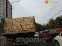 ЭЛДИК КАБАР: Ош шаарынын борбордук көчөсүндө оор жүк жүктөгөн унааларга чара көрүлбөй жатат