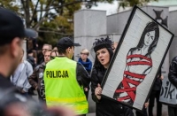 Польшада 5 миңге жакын адам абортко байланышкан мыйзамга каршы митингге чыкты