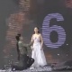 Кытайлык фокус чеберлери кийим алмаштыруу боюнча рекорд коюшту (видео)