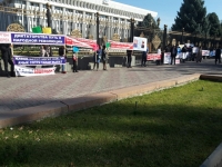 Ак үй алдында "Атамбаев, бирөөгө зулумдук кылба!", "Диктатура - элдик революциянын башаты" деген ураандар менен митинг өтүүдө