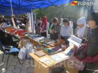 Бишкекте жазуучулар жана акындар жаштарды китеп окууну адат кылууга чакырышты (фото)
