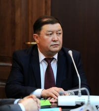 Депутаттар министрди кытайлык компаниянын Лексусун минип жүргөнү үчүн сынга алышты. Ал кечирим сурады