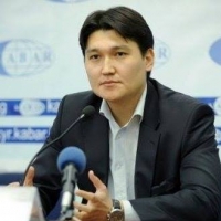 Адил Турдукулов Атамбаевдин тушунда сабалган, куугунтукталган журналисттерди атады