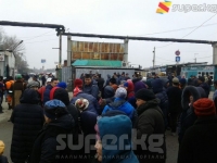100гө жакын адам "Дыйкан" базарынын жабылуусуна каршы чыкты