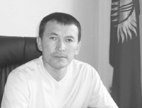 ЖЫЛНААМА, 24-октябрь: 2005-жылы депутат Тынычбек Акматбаевдин өлтүрүлүшүнө байланышкан нааразылык акциясы ЖКнын имаратынын алдында улантылган