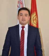 Ырчы Темир Назаров менен КСДПнын өкүлү, Оштун вице-мэри Нурбек Кадыров жакалашканы белгилүү болду