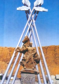 ЖЫЛНААМА, 27-ОКТЯБРЬ: 13 жыл мурун Тайлак баатырдын эстелиги Нарын шаарына орнотулган