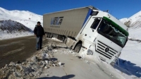 Тажик айдоочусу оор жүк ташуучу унаасы менен Өтмөк ашуусунан 10 күндөн бери чыга албай жатат
