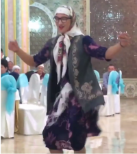 ЭЛДИК ВИДЕО: Чоң энедей кийинип бийлеген бала сынга кабылды