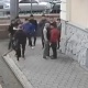 Аялы менен бараткан жаранды ур-тепкиге алып жаткан учурда бычактан жараат алган студенттин абалы туруктуу