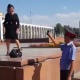 ЭЛДИК ВИДЕО: "Ала-Тоо" аянтында музыкасыз бийлеген кыз милиция кызматкеринин көңүлүн бурду