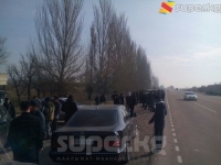 Кытайга кире албай жатышкан оор жүк ташуучу унаалардын айдоочулары митингге чыгышты