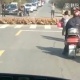 ЭЛДИК ВИДЕО: Кытайда "өрдөктөрдүн армиясы" жол кыймылын бөгөп салган