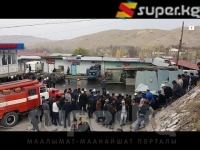 Исфанада күйүүчү май ташуучу унаанын кырсыкка учурашы 1300 чарчы метр сугат жердин кыртышын бузган