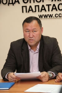 Мамлекеттик ипотекалык компаниянын 107 миң сом айлык алган төрагасы: "Тамадалар менден көп табышат"
