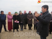 Чок-Талдын тургундары Темир Сариевге жаңы салынган жолдо унаалар тез жүргөнүн айтып арызданышты