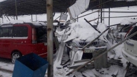 Унаа базарында бастырманын чатыры карды көтөрө албай түшүп калды