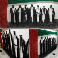 Азамат Жаналиев жип жана мык колдонуп тактайга Араб Эмираттарынын желегин, 7 шейхтин элесин түшүрдү