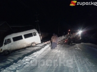 Сокулук районунун Комсомол айылында кичи автобус жолдон чыгып кетти
