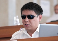 Дастан Бекешев депутаттардын Ак үйдө каалаган жерде тамеки чеккенине нааразы болуп, "спикерге айтам" деди