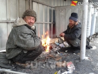 Бишкекте 5 жылдан бери селсаяк болуп, калың кагаз күйгүзүп, отуна жылынып жашаган адам баарына өзүн күнөөлөйт