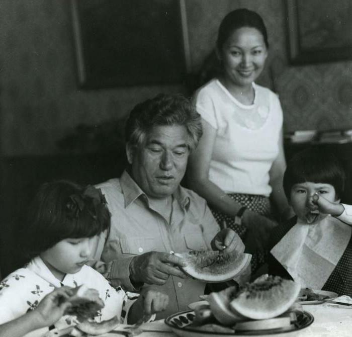 Жазуучунун экинчи жубайы Мария Айтматова, уулу Элдар Айтматов жана кызы Ширин Айтматова