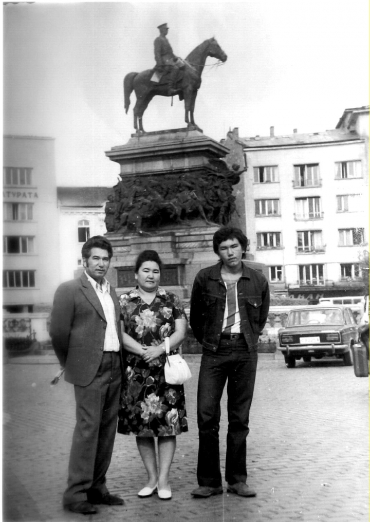 Жазуучу биринчи жубайы Керез Шамшибаева жана уулу Аскар менен