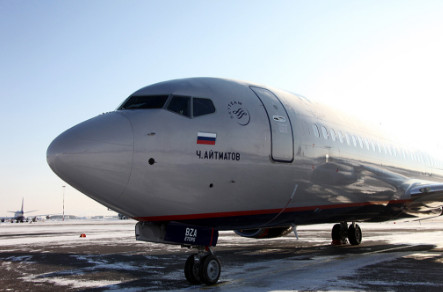 2014-жылы Боинг 737-800 учагына жазуучунун ысымы берилген