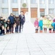 ЭЛДИК КАБАР: Талас шаарында үйлөнүү тойдун ээлери 30 балага кышкы кийим белек кылышты