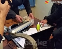 Бишкекте Ош облусунун тургуну ири өлчөмдөгү маңзат менен кармалды