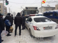 ЭЛДИК КАБАР: Бишкектеги "Ош базарында" троллейбус жөө жүрүүчүнү сүзүп кете жаздады