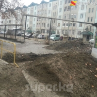 ЭЛДИК КАБАР: Окурман Ош шаарындагы Раззаков көчөсүндө казылган жерди көмүүнү өтүнүүдө