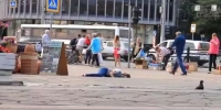 ЭЛДИК ВИДЕО: Көчөдө кулап калган адамга сен жардам берет белең?