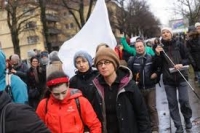 Берлиндин жүздөгөн жашоочулары Сириянын Алеппо шаарын көздөй жөө бет алышты