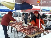 Бишкек шаарынын Ибраимов жана Фрунзе көчөлөрүнүн кесилишинде азык-түлүк жарманкеси өтүүдө