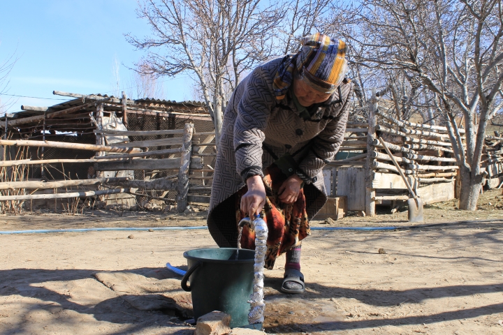 Гүлүй апа суу алып жаткан учур